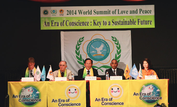Dr. Hong, Tao-Tze (the center), president of FOWPAL, sharing words of 
wisdom to inspire the consciences in people's hearts with Divino Roberto 
Verissimo (second left), a Brazilian, Dr. Gandhi (second right), founder 
of City Montessori School, Michael Selfridge (first left), chief public 
relation manager of FOWPAL, Polly Han (first right), FOWPAL member.